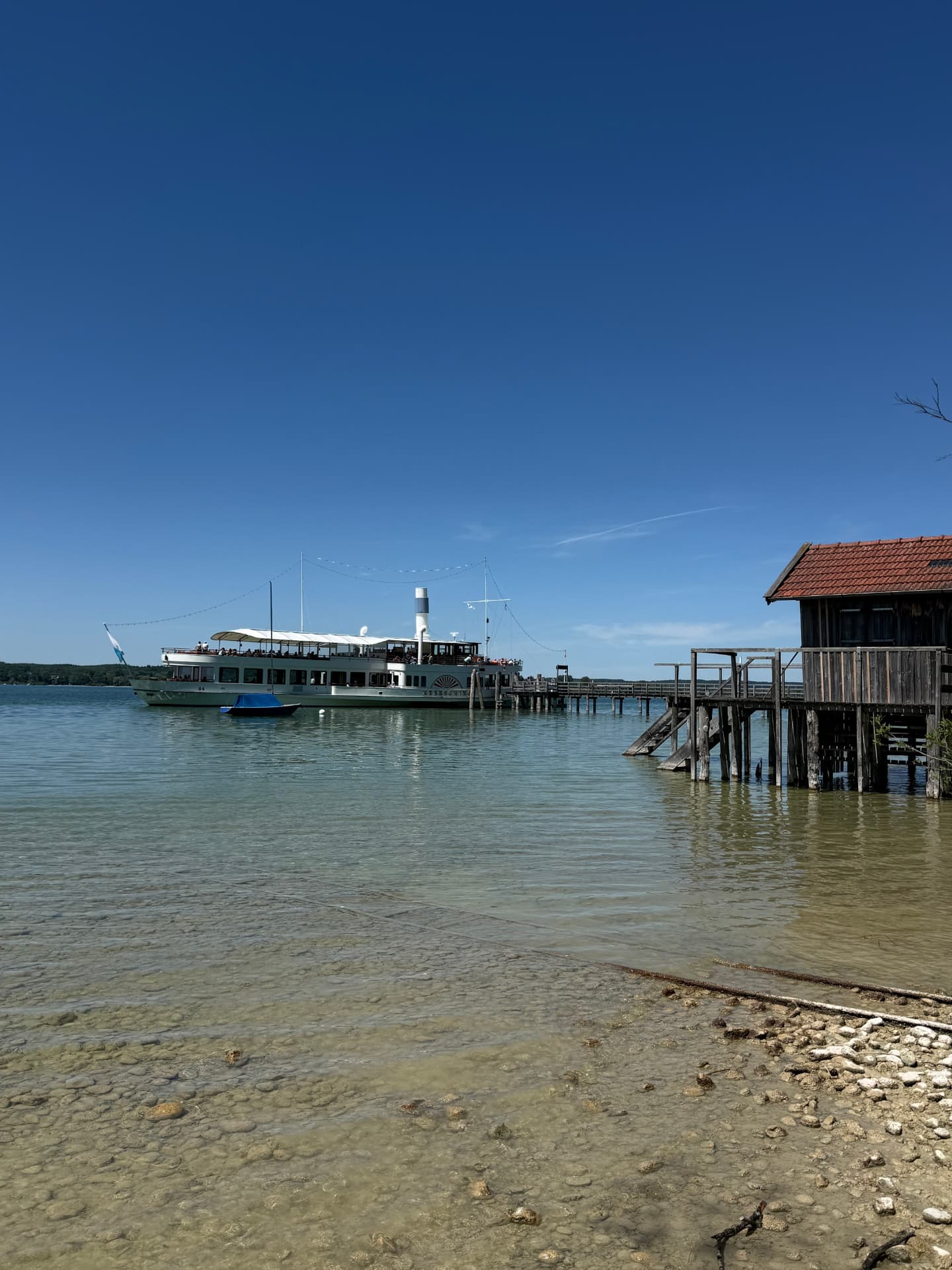 Raddampfer am Steg und Bootshaus am Ammersee in Buch